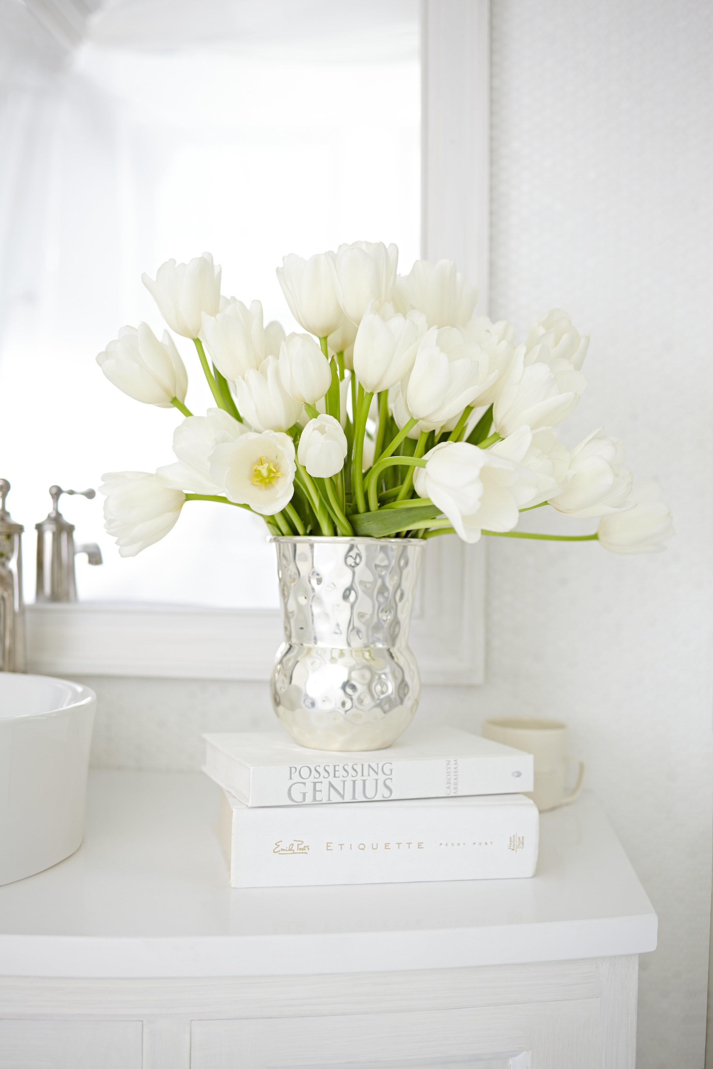 Белые тюльпаны в вазе в интерьере